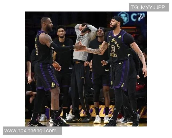 湖人主场迎战雷霆精彩对决詹姆斯与威斯布鲁克的巅峰对抗